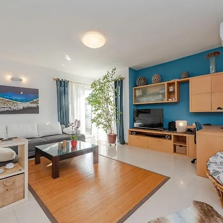 Romantic Oasis Modern Apartment *