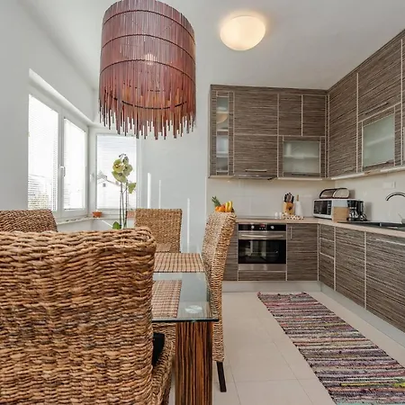 Romantic Oasis Modern Apartment *