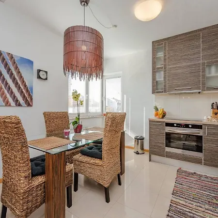 Romantic Oasis Modern Apartment *